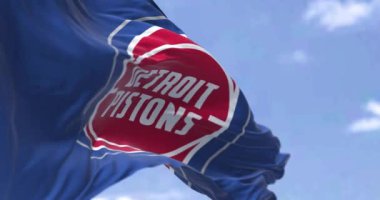 Detroit, ABD, 10 Eylül 2023: Detroit Pistons bayrağı açık bir günde dalgalanıyor. Amerikan profesyonel basketbol takımı, Doğu Konferansı Merkezi Bölümü. Kusursuz 3D canlandırma döngüsü. Ağır çekim. Seçici odak