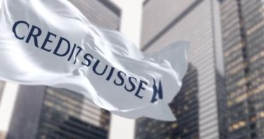 Zürih, CH, Mart 2023: Finans bölgesinde dalgalanan Credit Suisse bayrağı. Mart 2023 'te, UBS Credit Suisse' i satın aldı. Kusursuz 3D canlandırma döngüsü. Ağır çekim. Seçici odak