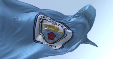 Manchester, İngiltere, 10 Ekim 2023: Açık bir günde Manchester City Futbol Kulübü bayrağının dalgalanması. Kusursuz 3D canlandırma döngüsü. Yavaş çekim