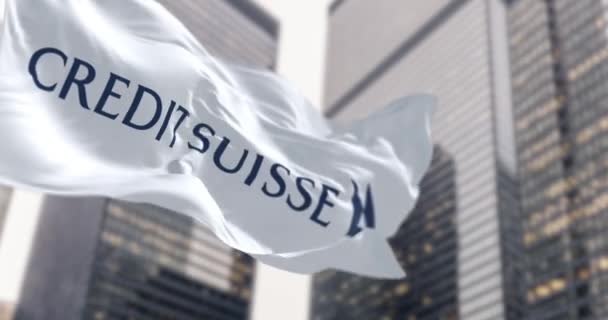 苏黎世 2023年3月 瑞士信贷 Credit Suisse 的旗帜在金融区的风中飘扬 2023年3月 瑞银收购了瑞士信贷 无缝3D渲染动画循环 慢动作有选择的重点 — 图库视频影像