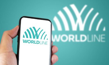 La Defense, FR, 15 Ekim 2023, ekranda Worldline logosu olan bir akıllı telefon. Dijital ödeme ve işlem hizmetlerinde küresel lider. İllüstrasyon başyazısı. Seçici odak