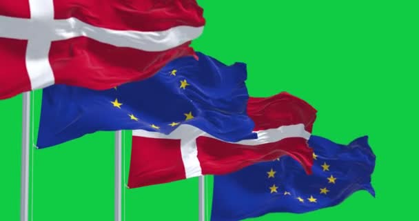 丹麦和欧洲联盟的国旗在绿色背景下飘扬 无缝3D渲染动画 绿色屏幕 慢动作回圈4K 有选择的重点 — 图库视频影像