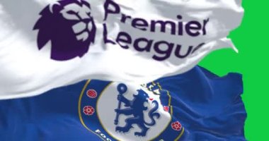 Londra, İngiltere, 12 Temmuz 2023: Chelsea Futbol Kulübü ve Premier League bayrakları yeşil arka planda dalgalanıyor. Kusursuz 3D canlandırma animasyonu. Yeşil ekran. Krom anahtar. Yavaş çekim döngüsü. 4 bin. Seçici odak