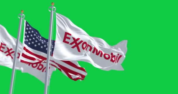 Frühling Usa Oktober 2023 Exxonmobil Und Amerikanische Flaggen Wehen Auf — Stockvideo