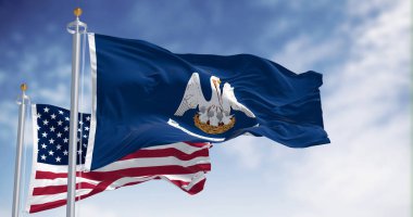 Louisiana eyaletinin bayrağı Amerikan bayrağıyla rüzgarda dalgalanıyor. Birleşik Devletler 'in güneydoğu bölgesinde. 3D illüstrasyon canlandırıcı. Dalgalı kumaş. Seçici odak