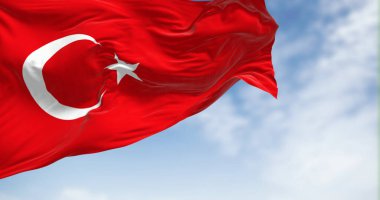 Türk ulusal bayrağı açık bir günde rüzgarda dalgalanıyor. Beyaz hilalli kırmızı bayrak ve bir yıldız. 3 boyutlu illüstrasyon. Çırpınan kumaş