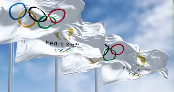 Paris, FR, Ekim 12, 2023: Paris 2024 ve Olimpiyat Oyunları bayrakları rüzgarda sallanıyor. Uluslararası spor müsabakası. Resimli 3d illüstrasyon oluşturucu.