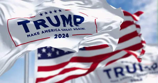 Arlington, ABD, 22 Ekim 2023: Donald Trump 2024 başkanlık kampanyası bayrakları Amerikan bayraklarıyla birlikte dalgalanıyor. 2024 ABD başkanlık seçimi. Resimli 3d illüstrasyon oluşturucu