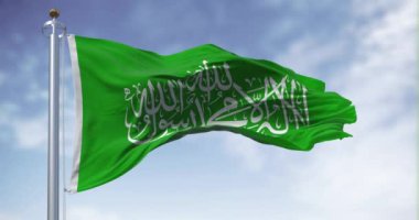 Açık bir günde rüzgarda sallanan Hamas bayrağı. Filistin siyasi ve paramiliter örgütü. Yeşil arka planda beyaz Shadada. Kusursuz 3D canlandırma döngüsü. Yavaş çekim