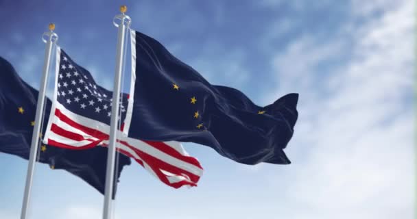 アラスカ州旗はアメリカ合衆国の国旗を掲げている アラスカの旗はビッグディッパーとポラリスの星で青い シームレスな3Dレンダリングアニメーションループ スローモーション 選択的なフォーカス — ストック動画