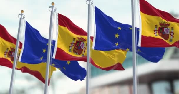 スペインとヨーロッパの国旗が風を吹いている 国際協力とパートナーシップ 欧州連合加盟 シームレスな3Dレンダリングアニメーションループ スローモーション 選択的なフォーカス — ストック動画