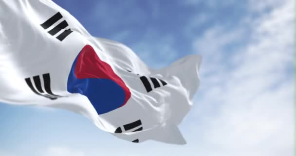 韩国国旗的特写在一个晴朗的日子里挥动着 红蓝色的太极克中心 四个黑色三角形 无缝3D渲染动画循环 慢动作有选择的重点 — 图库视频影像