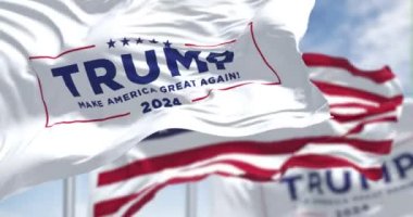 Arlington, ABD, 22 Ekim 2023: Donald Trump 2024 başkanlık kampanyası bayrakları Amerikan bayrağıyla dalgalanıyor. 2024 ABD başkanlık seçimi. Kusursuz 3D canlandırma döngüsü. Ağır çekim. Seçici odak