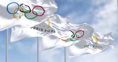 Paris, FR, Ekim 12, 2023: Paris 2024 ve Olimpiyat Oyunları bayrakları rüzgarda sallanıyor. Uluslararası spor müsabakası. Kusursuz 3D canlandırma döngüsü. Ağır çekim. Seçici odak