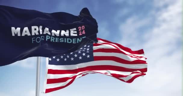 Houston Usa Okt 2023 Marianne Williamson 2024 Kampanjflagga Viftande Med — Stockvideo
