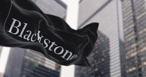 ニューヨーク 10月4日2023日 ブラックストーンブラックフラッグが金融街で振り回される グローバルな投資 資産運用会社をリードしています シームレスな3Dレンダリングアニメーションループ スローモーション 選択的なフォーカス — ストック動画