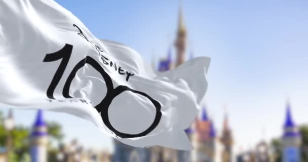 美国奥兰多 2023年10月10日 华特迪士尼公司在风中摇曳100周年庆祝国旗的特写 无缝3D渲染动画循环 慢动作有选择的重点 — 图库视频影像