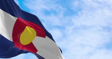Colorado eyaletinin açık bir günde rüzgarda dalgalanan bayrağının yakın çekimi. Üç mavi, beyaz ve mavi şerit. Üstünde altın diski olan kırmızı C. Kusursuz 3D canlandırma döngüsü. Ağır çekim. Seçici odak