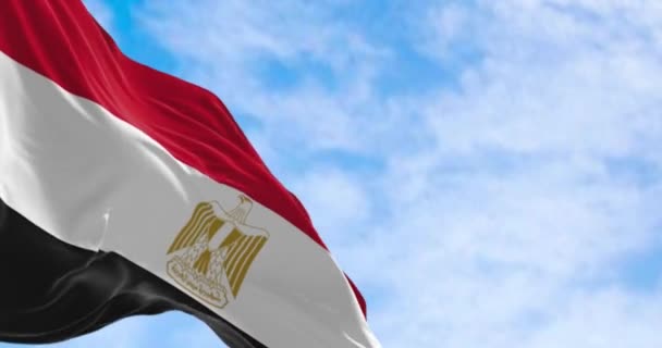 エジプトの国民が明確な日に手を振った 横の赤 黒のバンド 白いバンドを中心としたエジプトの鷲のエンブレム シームレスな3Dレンダリングアニメーションループ スローモーション 選択的なフォーカス — ストック動画