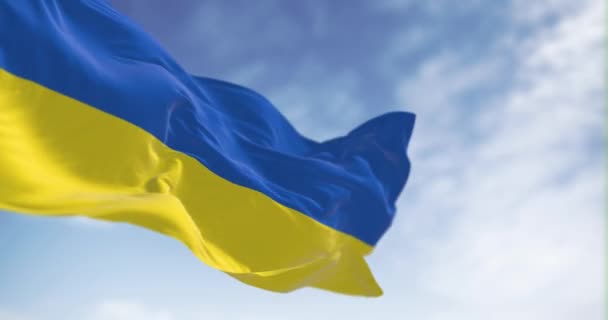 Zbliżenie Ukraińskiej Flagi Narodowej Machające Pogodny Dzień Dwa Poziome Pasy — Wideo stockowe