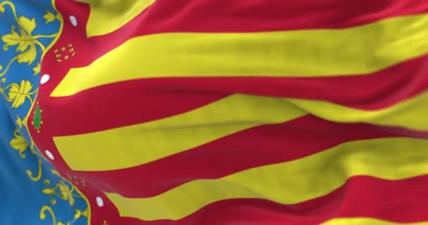 バレンシアの国旗が掲げられています スペイン自治区 黄色の4つの赤いバー ホイストの隣の青いストリップ シームレスな3Dレンダリングアニメーションループ スローモーション 選択的な焦点 テクスチャードファブリック — ストック動画
