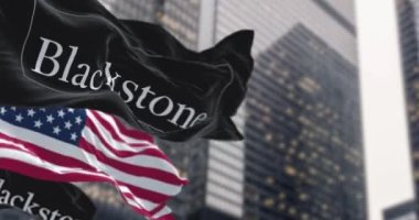 New York, ABD, 4 Ekim 2023: Blackstone ve Amerikan bayrakları finans bölgesinde dalgalanıyor. Kusursuz 3D canlandırma döngüsü. Ağır çekim. Seçici odaklanma. Dalgalanan kumaş