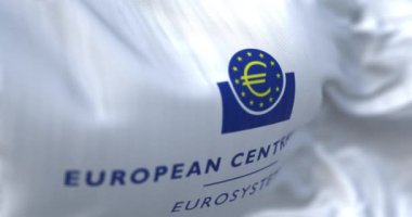 Frankfurt, DE, 28 Haziran 2023: Avrupa Merkez Bankası bayrağı rüzgarda dalgalanıyor. Kusursuz 3D canlandırma döngüsü. Ağır çekim. Seçici odaklanma. Dalgalanan kumaş