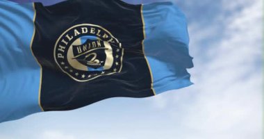 Chester, ABD, 2 Ekim 2023 Philadelphia Union bayrağı dalgalandı. Amerikan profesyonel futbol kulübü. MLS Doğu konferansı. Kusursuz 3D canlandırma döngüsü. Ağır çekim. Dalgalanan kumaş