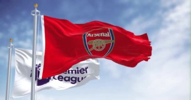 Londra, İngiltere, 18 Temmuz 2023: Arsenal Futbol Kulübü ve Premier Lig bayrakları açık bir günde dalgalanıyor. Kusursuz 3D canlandırma döngüsü. Ağır çekim. Dalgalanan kumaş