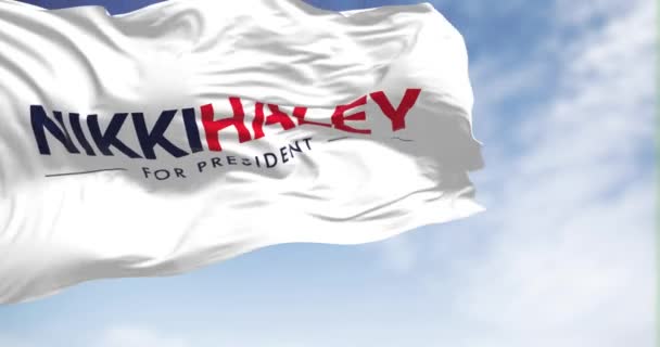 查尔斯顿 2023年10月15日 哈雷2024年总统竞选旗帜在晴天迎风飘扬 无缝3D渲染动画循环 慢动作2024年美国总统选举 — 图库视频影像