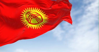 Kırgızistan ulusal bayrağı açık bir günde dalgalanıyor. Kırgız yurdunu sembolize eden kırmızı, 40 ışınlı sarı güneş, üçlü latifleri aştı. 3D illüstrasyon canlandırıcı. Dalgalanan kumaş