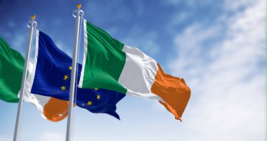 Açık bir günde İrlanda ve Avrupa Birliği bayrakları dalgalanıyor. İrlanda 1973 yılında Avrupa Birliği üyesi oldu. 3D illüstrasyon canlandırıcı. Dalgalanan kumaş. Seçici odak