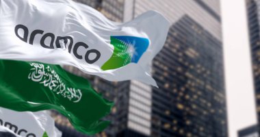 Dhahran, SA, 20 Ekim 2023: Mali bölgede dalgalanan Aramco ve Suudi Arabistan bayrakları. Aramco Suudi ulusal hidrokarbon şirketidir. Resimli 3d illüstrasyon oluşturucu