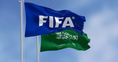 Zürih, CH, Kasım 4 2023: FIFA ve Suudi Arabistan bayrakları rüzgarda sallanıyor. 2034 FIFA Dünya Kupası 'nın 25.' sine Suudi Arabistan ev sahipliği yapacak. Resimli 3d illüstrasyon oluşturucu