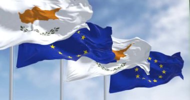 Açık bir günde Kıbrıs ulusal bayrağı Avrupa Birliği bayrağıyla dalgalanacak. Kusursuz 3 boyutlu animasyon. Yavaş çekim döngüsü. Seçici odaklanma. Dalgalanan kumaş