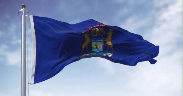 Флаг Мичигана Размахивает Ветром Ясный День Темно Синий Флаг Гербом — стоковое видео