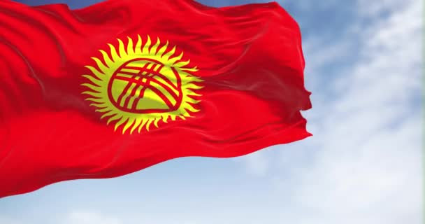 Kyrgyzstánská Národní Vlajka Mává Jasného Dne Červené Pole Žluté Slunce — Stock video