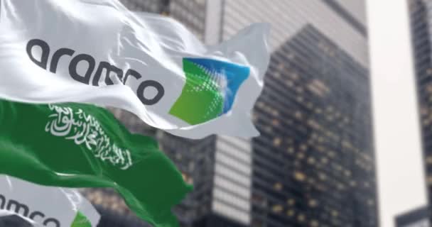 Dhahran Octubre 2023 Banderas Aramco Arabia Saudita Ondeando Distrito Financiero — Vídeo de stock