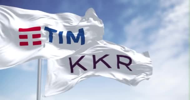 2023年11月5日 Tim和Kkr的旗帜在晴朗的日子飘扬 Kkr对Tim固定网络提出了有约束力的报价 其中包括Fibercop 无缝3D渲染动画 慢动作回路 — 图库视频影像