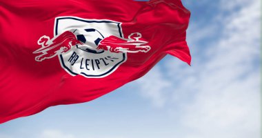 Leipzig, DE, 2 Kasım 2023: RB Leipzig bayrağı açık bir günde dalgalandı. Leipzig merkezli Alman profesyonel spor kulübü. İllüstrasyon 3d illüstrasyon canlandırması. Sallanan bayrak