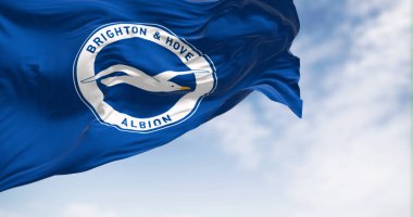Brighton, İngiltere, 23 Ekim 2023: Açık bir günde Brighton futbol kulübü el sallıyor. İngiliz profesyonel futbol takımı. İllüstrasyon 3d illüstrasyon canlandırması. Dalgalı kumaş. Sallanan bayrak