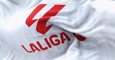 Madrid, SPA, 10 Ekim 2023, La Liga bayrakları rüzgarda dalgalanıyor. İspanya Futbol Ligi 'nin en iyi profesyonel futbol ligi. Resimli 3d illüstrasyon oluşturucu
