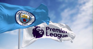 Manchester, İngiltere, 10 Eylül 2023: Manchester City ve Premier Lig bayrakları açık bir günde el sallıyor. İllüstrasyon 3d illüstrasyon canlandırması. Dalgalı kumaş. Sallanan bayrak