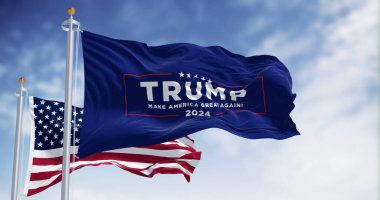 Arlington, ABD, 22 Ekim 2023: Donald Trump 2024 başkanlık kampanyası bayrağı Amerikan bayrağıyla birlikte dalgalanıyor. 2024 ABD başkanlık seçimi. Resimli 3d illüstrasyon oluşturucu