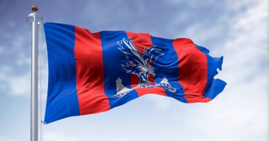 Selhurst, İngiltere, 2 Ekim 2023: Kristal Saray futbol kulübü bayrağı açık bir günde rüzgarda sallanıyor. Profesyonel İngiliz Premier Ligi takımı. İllüstrasyon 3d illüstrasyon canlandırması. Sallanan bayrak