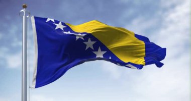 Bosna-Hersek bayrağı rüzgarda dalgalanıyor. Sarı üçgen ve beyaz yıldızlı mavi alan. Kusursuz 3 boyutlu animasyon. Yavaş çekim döngüsü