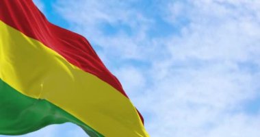 Bolivya ulusal bayrağı açık bir günde rüzgarda sallanıyor. Çokuluslu Bolivya Eyaleti, Güney Amerika 'nın bir eyaletidir. Kusursuz 3 boyutlu animasyon. Yavaş çekim döngüsü. Seçici odak