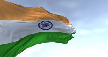 Açık bir günde Hindistan ulusal bayrağının yakın çekimi. Safranın üç renkli, beyaz ve yeşil ortasında mavi bir Ashoka çakrası var. Kusursuz 3 boyutlu animasyon. Yavaş çekim döngüsü