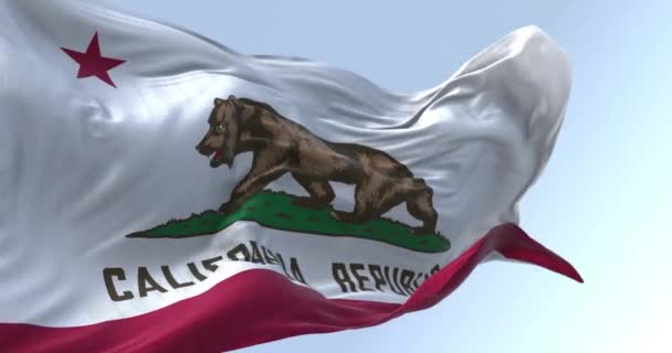 Крупный План Флага Штата Калифорния Размахивающего Ветром Ясный День Флаг — стоковое видео