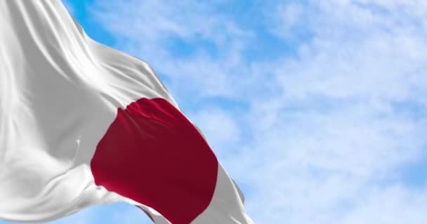 日本の国旗は晴れた日に風を吹いている 白いフィールドの赤いディスク 日本は東アジアの島国です シームレス3Dレンダリングアニメーション スローモーションループ 選択的な焦点 ウィングフラッグ — ストック動画